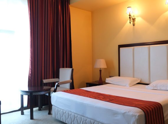 Chambre single grand lit