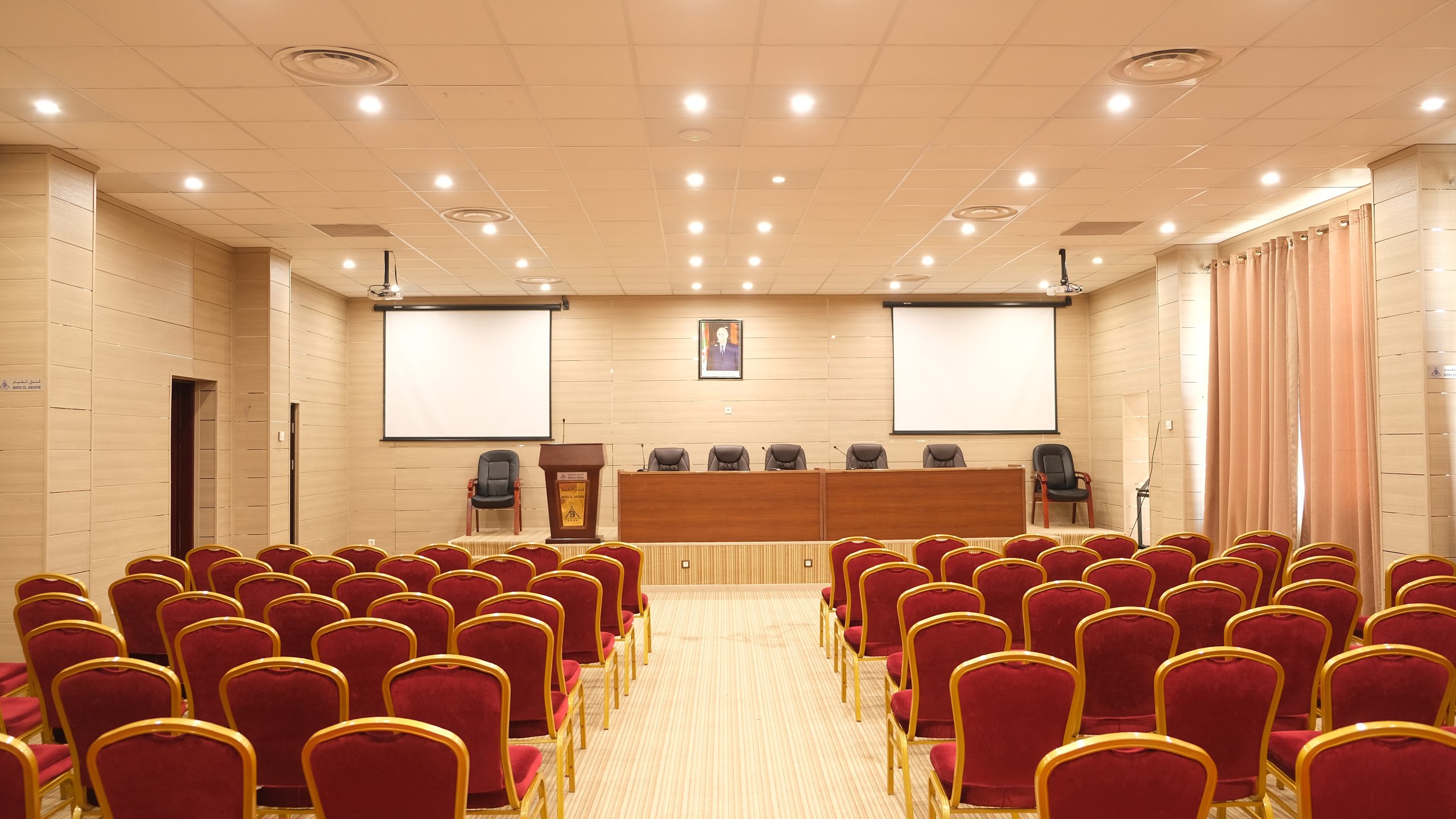 La salle de conférence est l’endroit idéal pour vos événements professionnels.